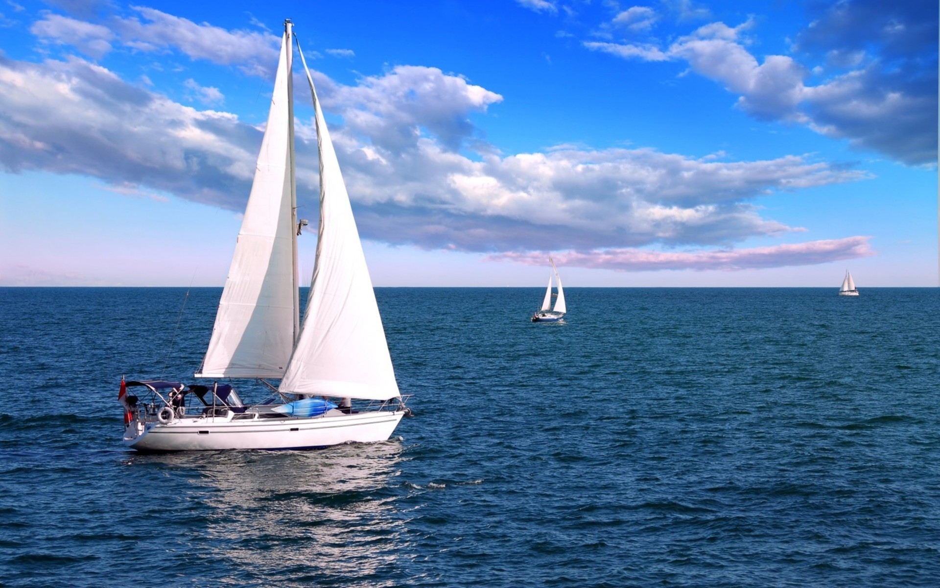 Biển và thuyền buồm tạo nên một khung cảnh đẹp và thư giãn. Hãy xem hình ảnh này để bạn có thể được thư giãn và cảm thấy những giây phút yên tĩnh.